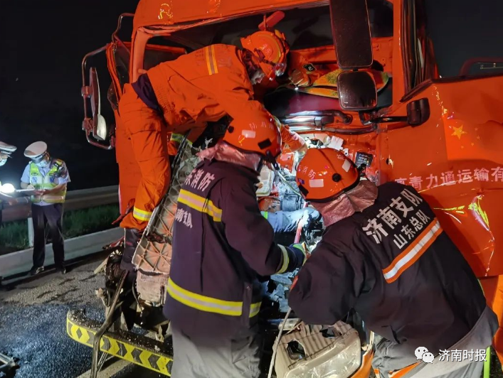 突发:济南东绕城高速,一罐车追尾半挂车