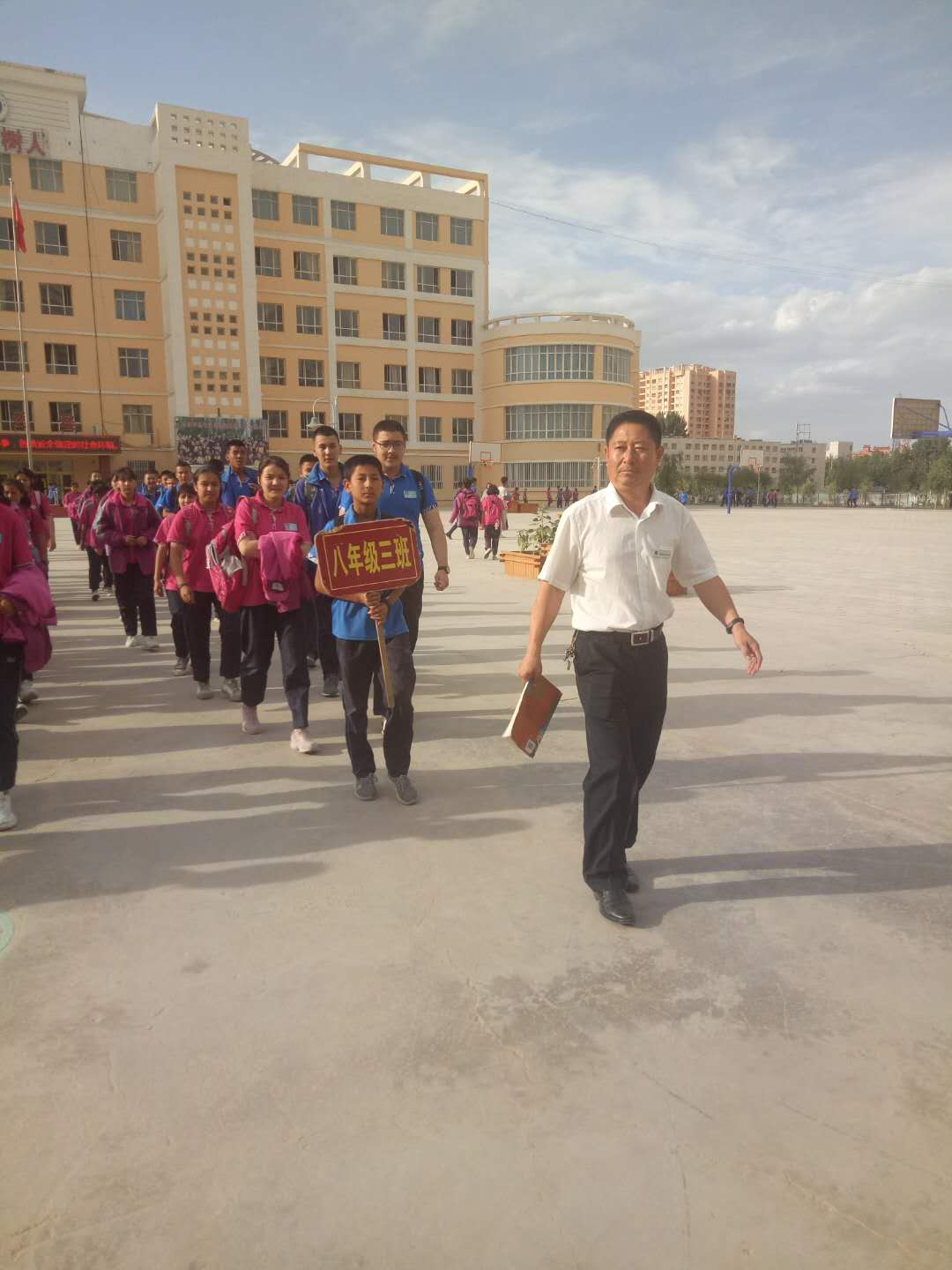 在洛浦县第二中学,他带的班是全校有名的"放牛班",孩子们学习的积极性