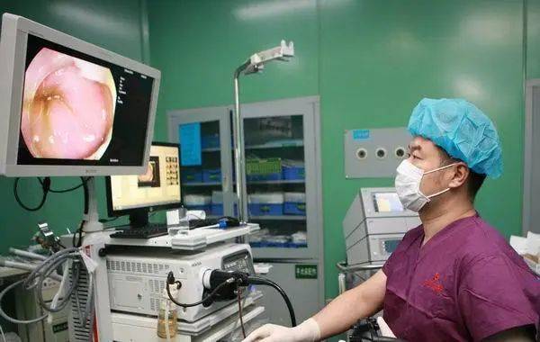 2岁男童吞下棒棒糖杆，内镜中心急诊儿童内镜化解危机休闲区蓝鸢梦想 - Www.slyday.coM