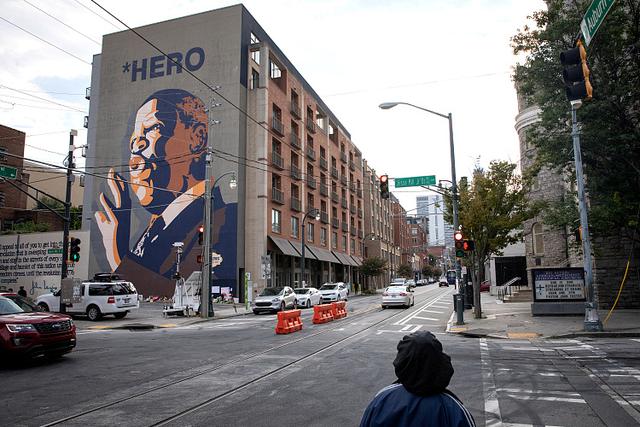 美国黑人民权运动领袖约翰·刘易斯去世 民众走上街头哀悼