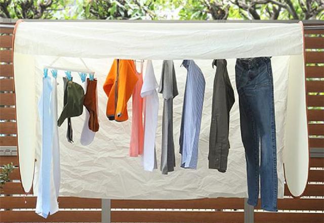 日本人在阳台晾衣服,为何要挂一张薄膜?真正原因着实令人服气