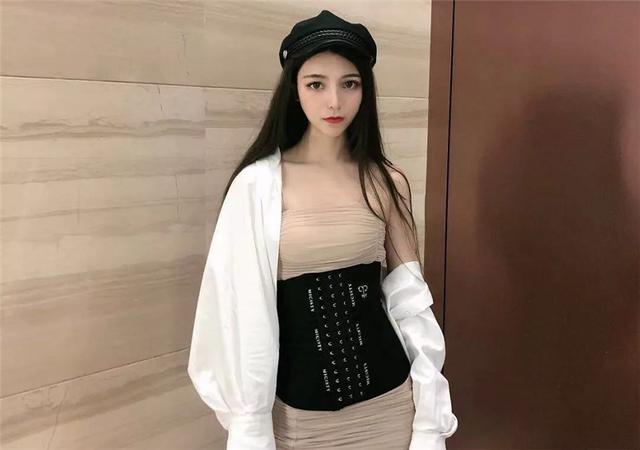 长期穿束腰的女孩子最后怎样了?确实显腰细,但不舒服也是真的