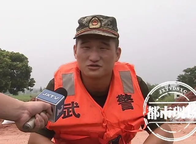 也是一名武警战士,目前正随武警总队预备队在上饶余干抗洪