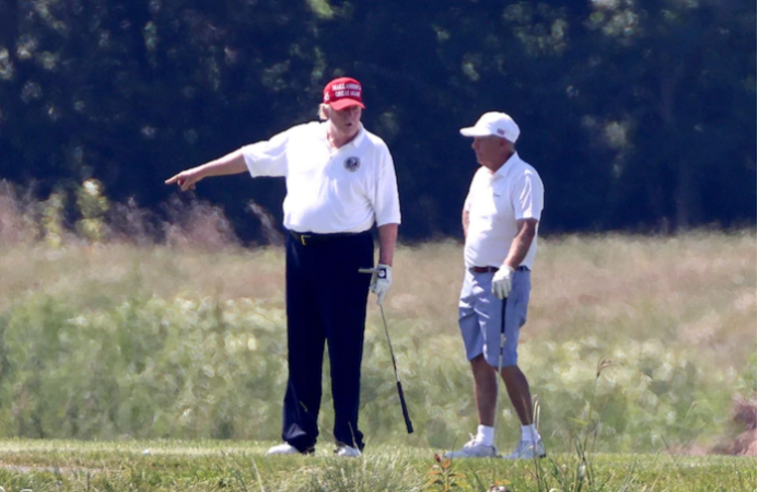  特朗普和参议员格拉汉姆在打高尔夫