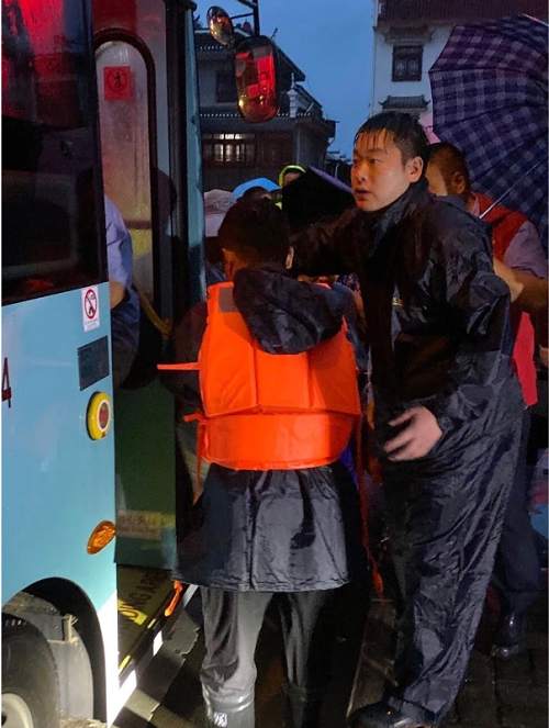 安徽巢湖超历史最高水位!合肥三河全镇居民紧急撤离