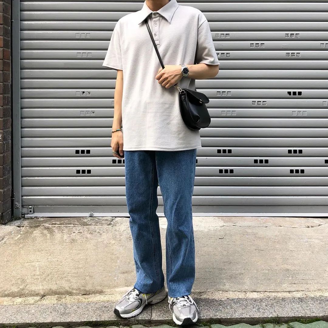 牛仔裤可以搭配的球鞋非常多,从匡威,aj 到复古跑鞋都没有难度,而且在