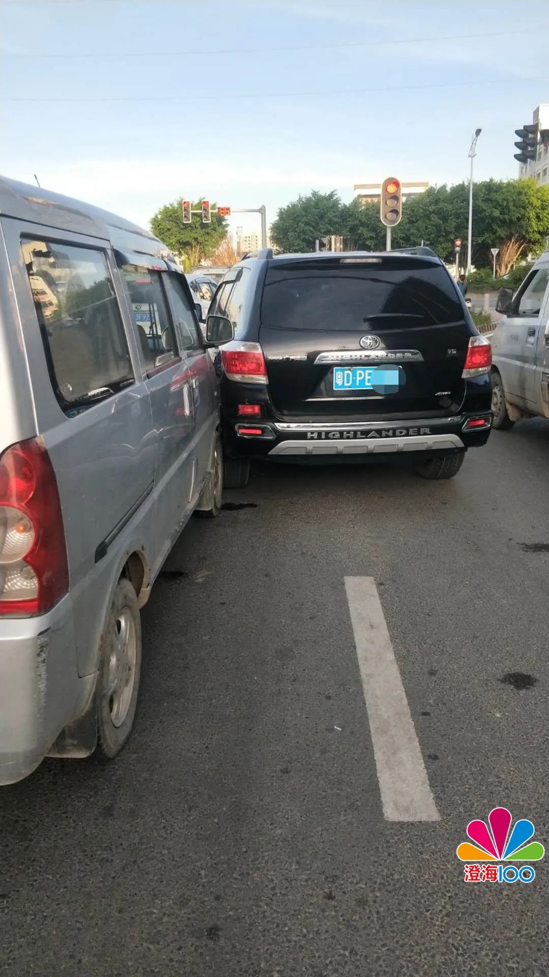 【注意】澄海这个路口一黑色丰田车变道碰瓷,张口就要.