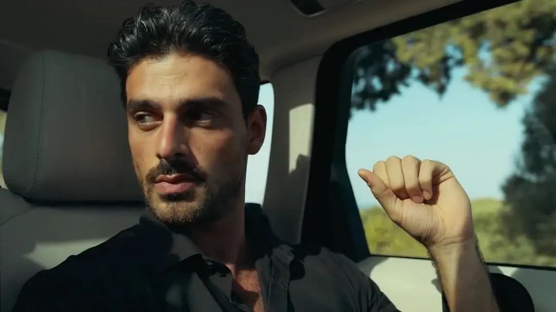 男主马西莫在父亲死后继承了意大利黑手党的生意,成为了名副其实的