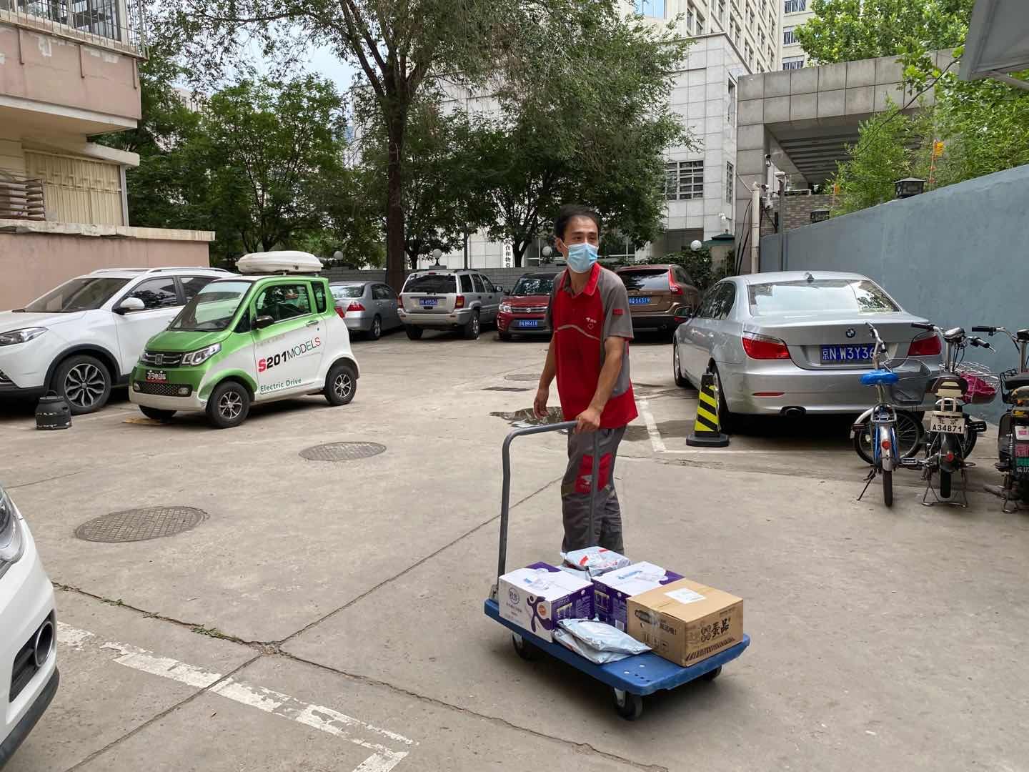高忠楠进拉着幼推车进幼区。新京报记者 张熙廷 摄