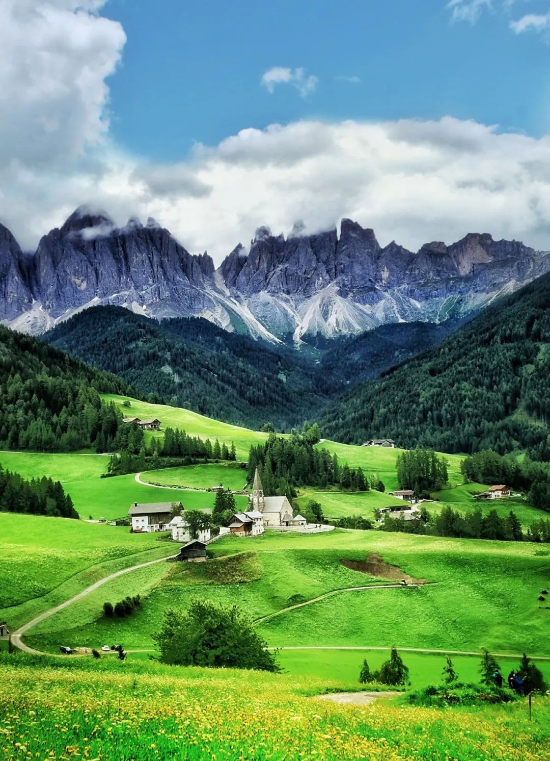 表现风光时,远景俯拍效果最佳,可表现山川,河流,地域等的起伏变化.