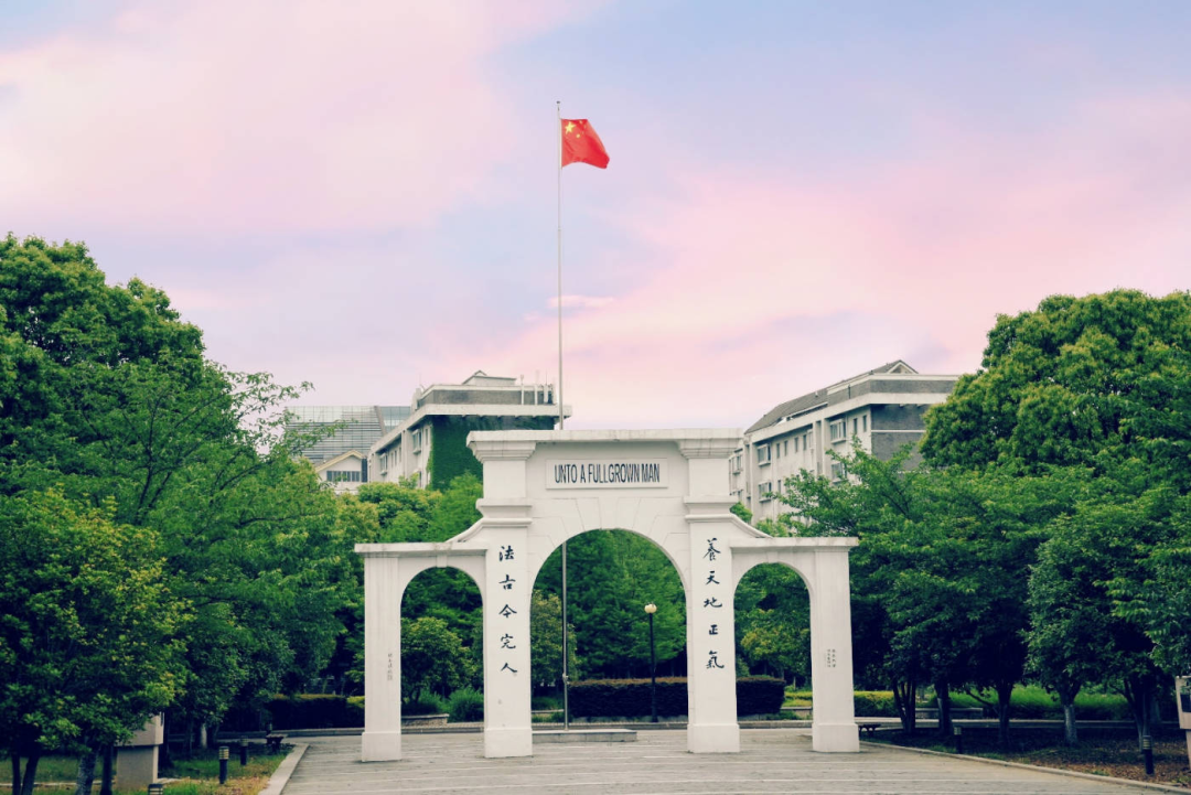 苏州大学前身是创办于1900年的东吴大学,是中国最早以现代大学学科