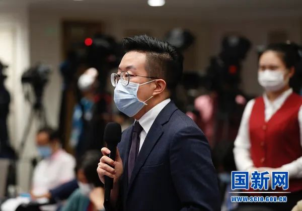 凤凰卫视记者挑问(图源:国新网)