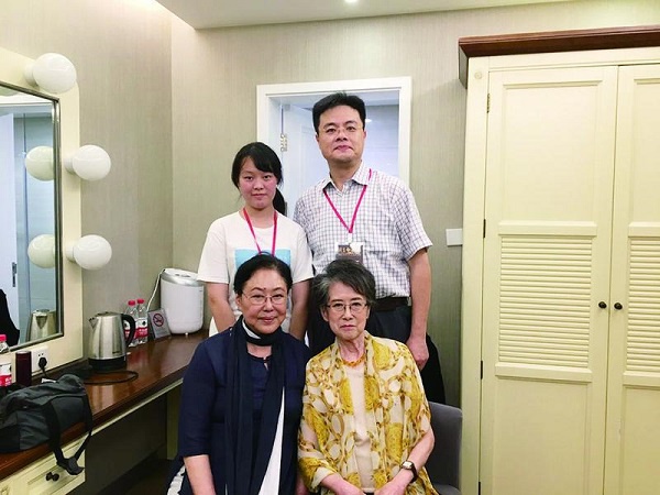 刘广宁与斯琴高娃合影.后为她的儿子潘争和大孙女