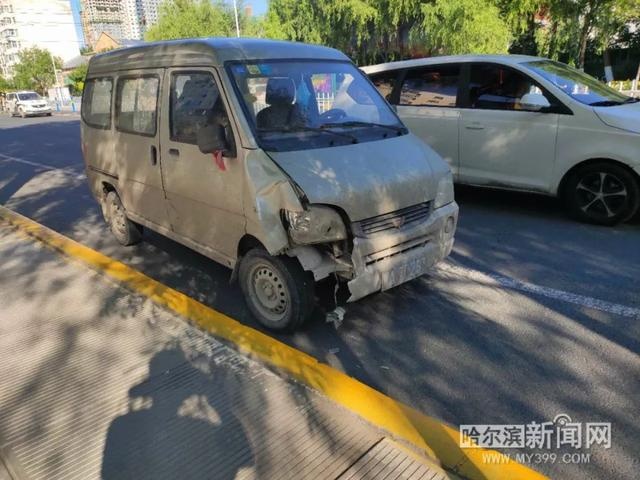 斑马线上俩女学生过道被微面撞倒受伤休闲区蓝鸢梦想 - Www.slyday.coM