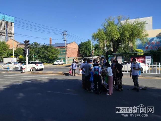 斑马线上俩女学生过道被微面撞倒受伤休闲区蓝鸢梦想 - Www.slyday.coM