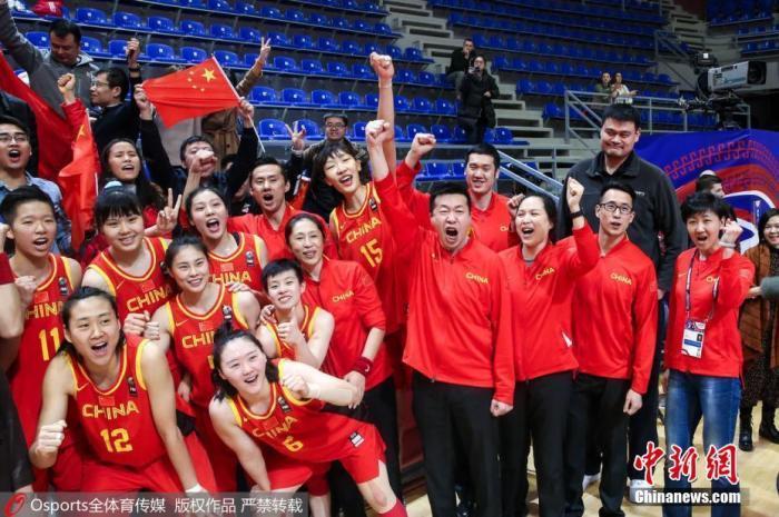资料图:中国女篮赛后与球迷一同高呼“武汉加油”。 图片来源:Osports全体育图片社