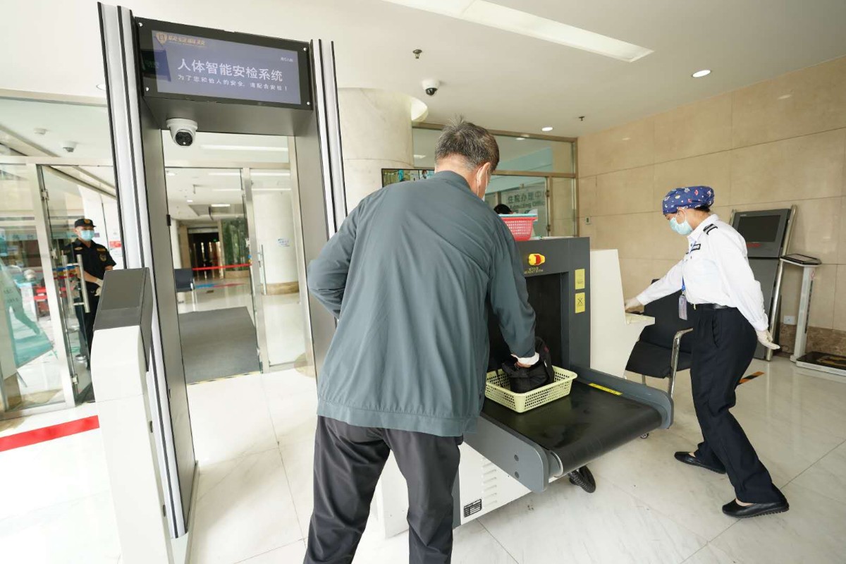 北京日报锤子、剪刀、白酒 医院的安检门第一天就查到不少违禁品