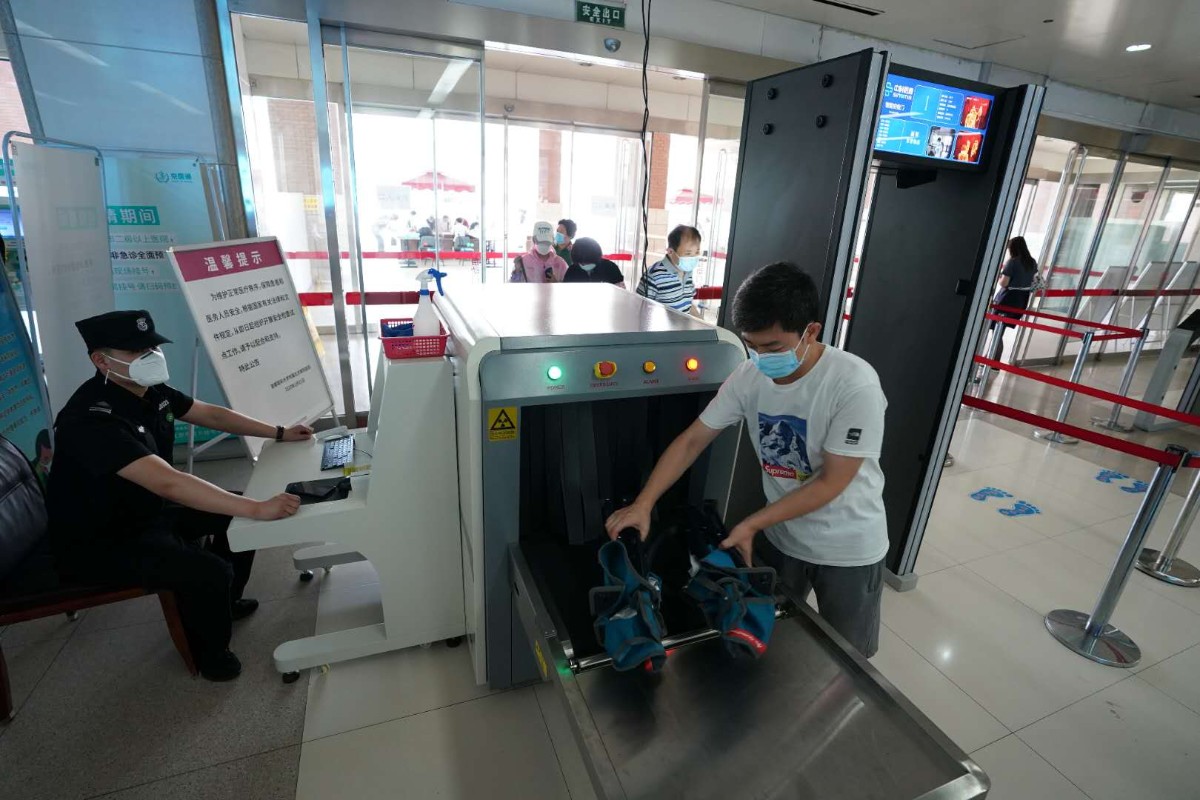 北京日报|锤子、剪刀、白酒 医院的安检门第一天就查到不少违禁品