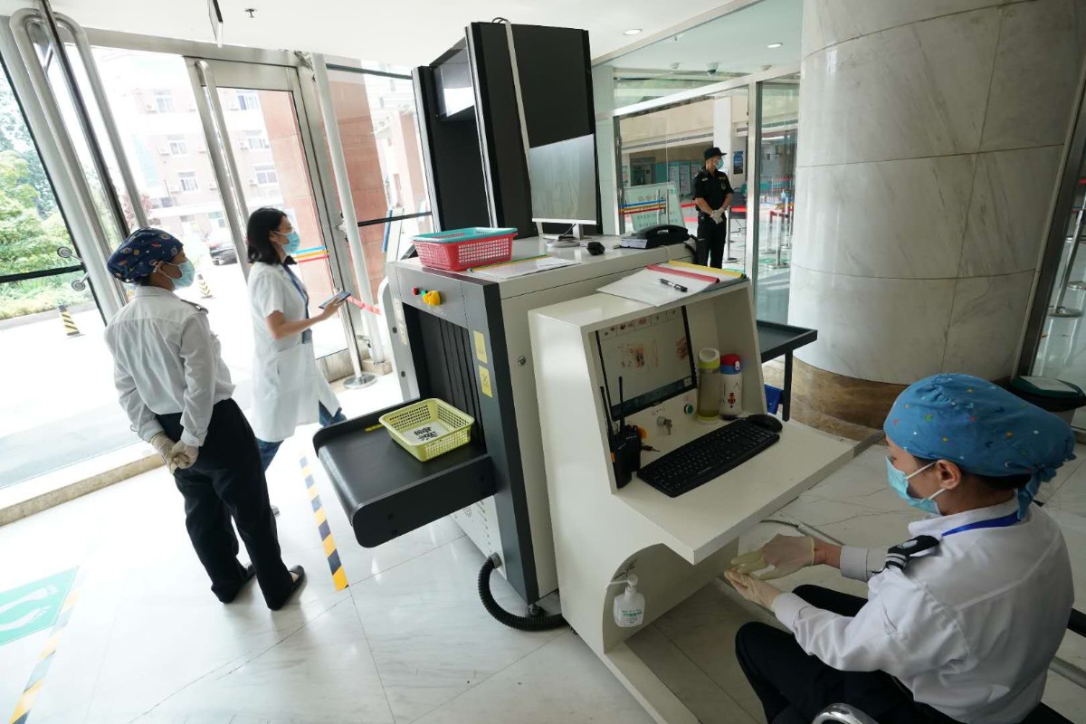 北京日报锤子、剪刀、白酒 医院的安检门第一天就查到不少违禁品