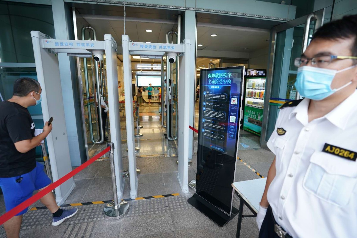 北京日报|锤子、剪刀、白酒 医院的安检门第一天就查到不少违禁品