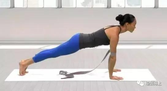 肋骨下端放在瑜伽带上你的斜板和四柱支撑做对了吗?