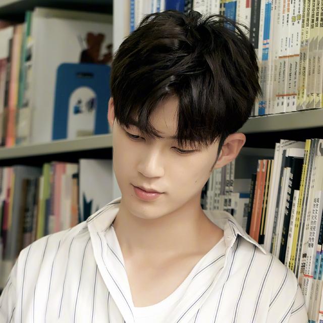 20岁男生发型别剪太成熟,这4款造型刚刚好,时尚,减龄,帅气