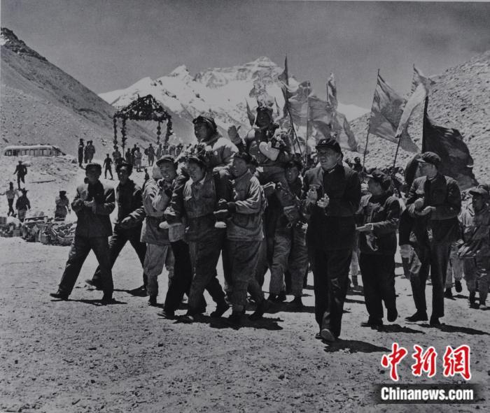 资料图:1960年胜利登上珠峰顶峰的队员返回大本营,受到热烈欢迎。版权归中国登山协会所有,未经书面允许不得转载