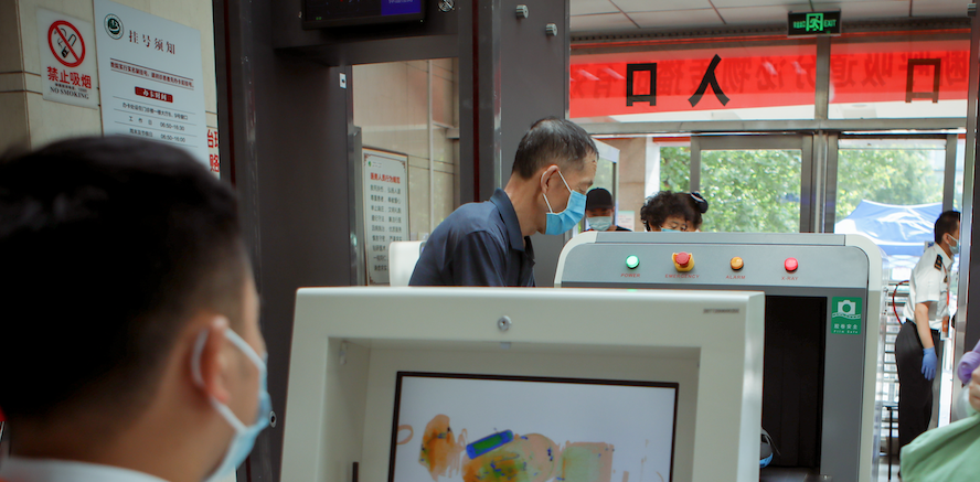 北京日报|锤子、剪刀、白酒 医院的安检门第一天就查到不少违禁品