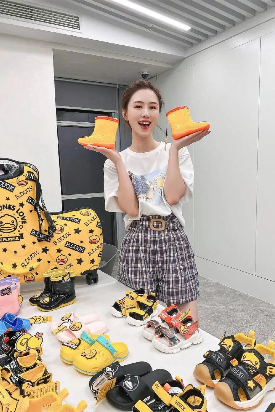 烈儿宝贝私服穿衣靓丽清新,气质不输女明星