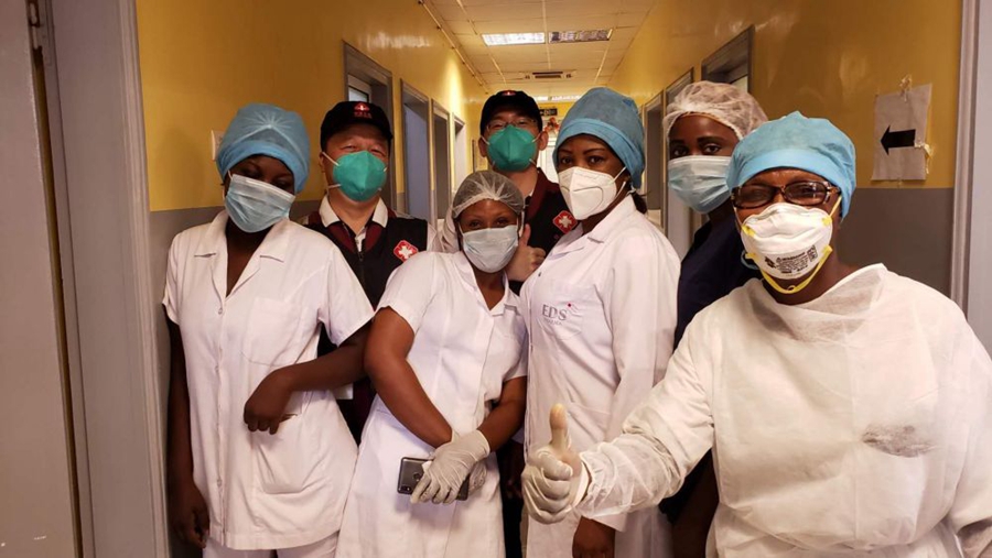 5月26日，在刚果（布）首都布拉柴维尔，中国抗疫医疗专家组与当地一线医务人员交流，指导新冠肺炎病房建设。新华社发