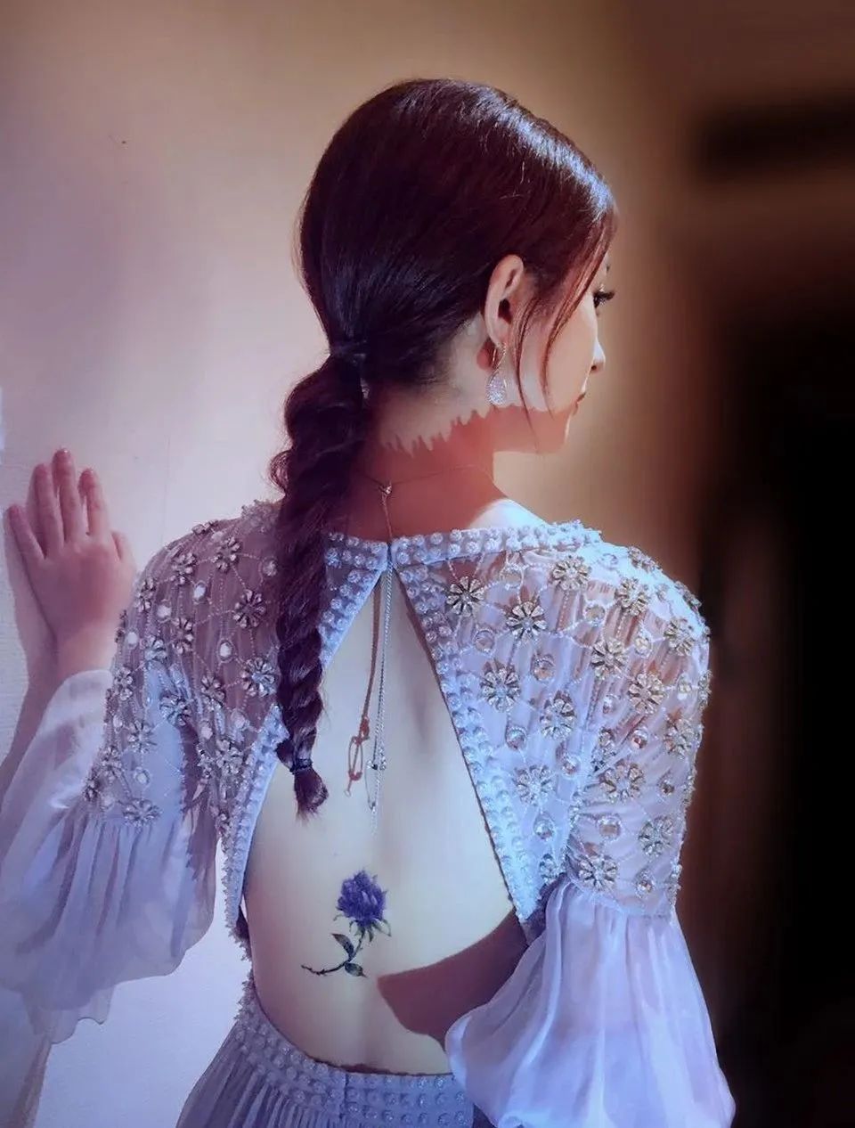 33岁赵丽颖裸背刷屏:运动和不运动的人生,差距到底有多大?