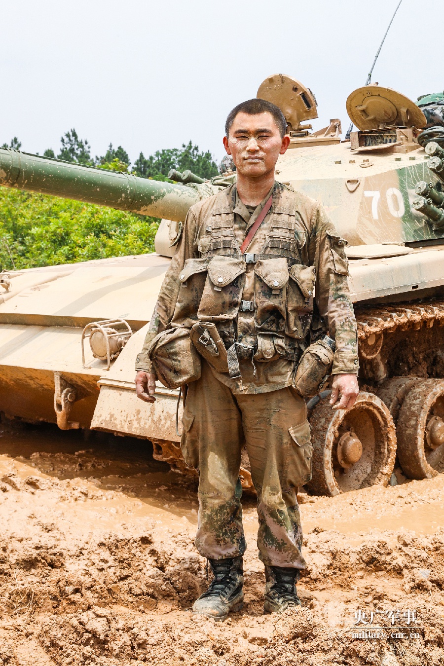 装甲兵:泥水和着汗水,是青春最美的样子[组图]