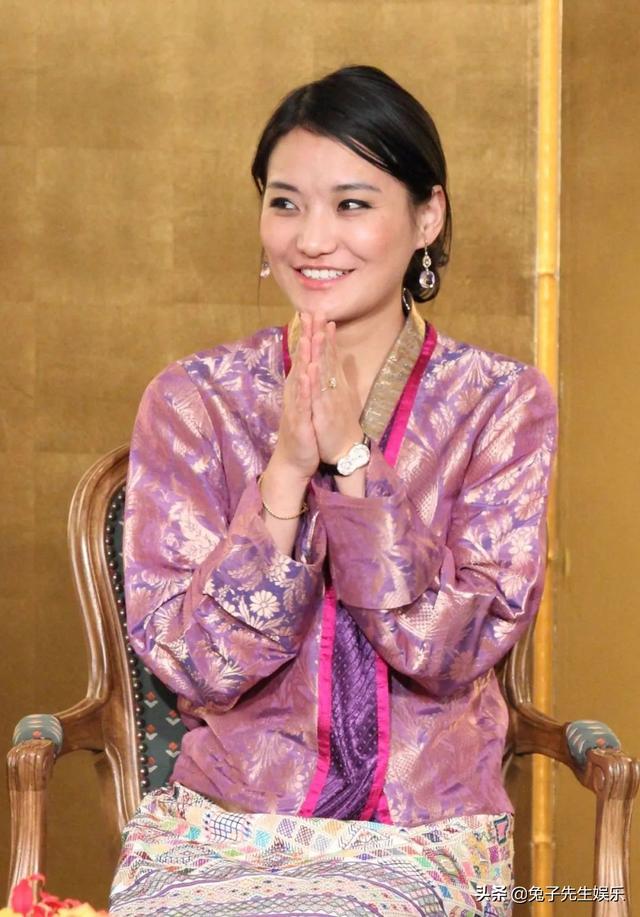 不丹王后打篮球,穿大号球衣与印度少女合作,动感朝气太惊艳了