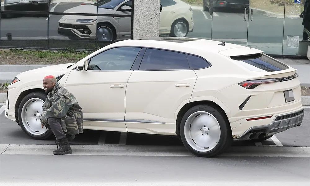 一曲《mercy》已能表达出ye对lamborghini的爱,这台豪改沙色的urus由