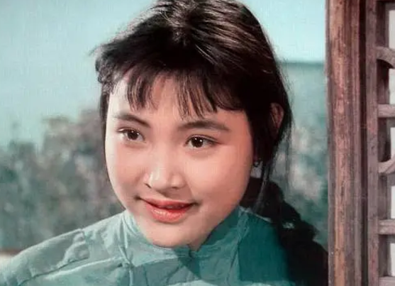 图为陈冲主演的电影《小花》剧照,陈冲凭借这部电影拿下了当年的