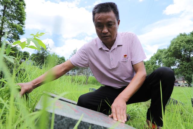 一个动作向牺牲战友敬礼,令人泪目|烈士陵园|李富忠|战友_新浪新闻