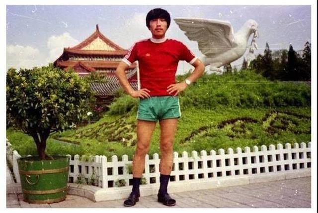 其实早在八九十年代的中国,   短裤还是男人们的夏日标配   上面源