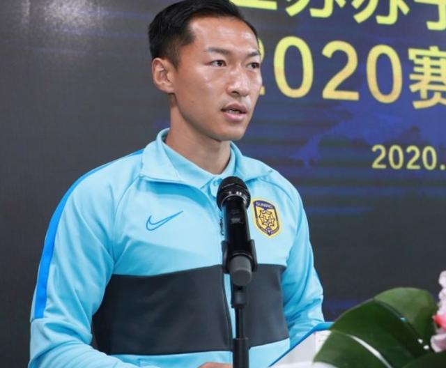 正文  北京时间7月20日,江苏苏宁已经抵达大连赛区,大连籍后卫杨博宇