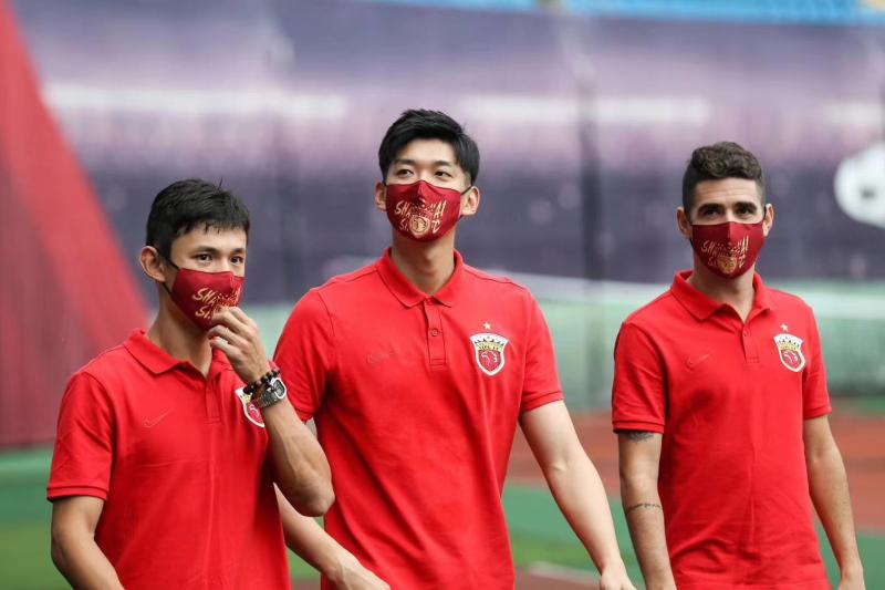 图说:上港队今天下午举行了出征仪式,三位主力队员王燊超、颜骏凌、奥斯卡(从左至右)。