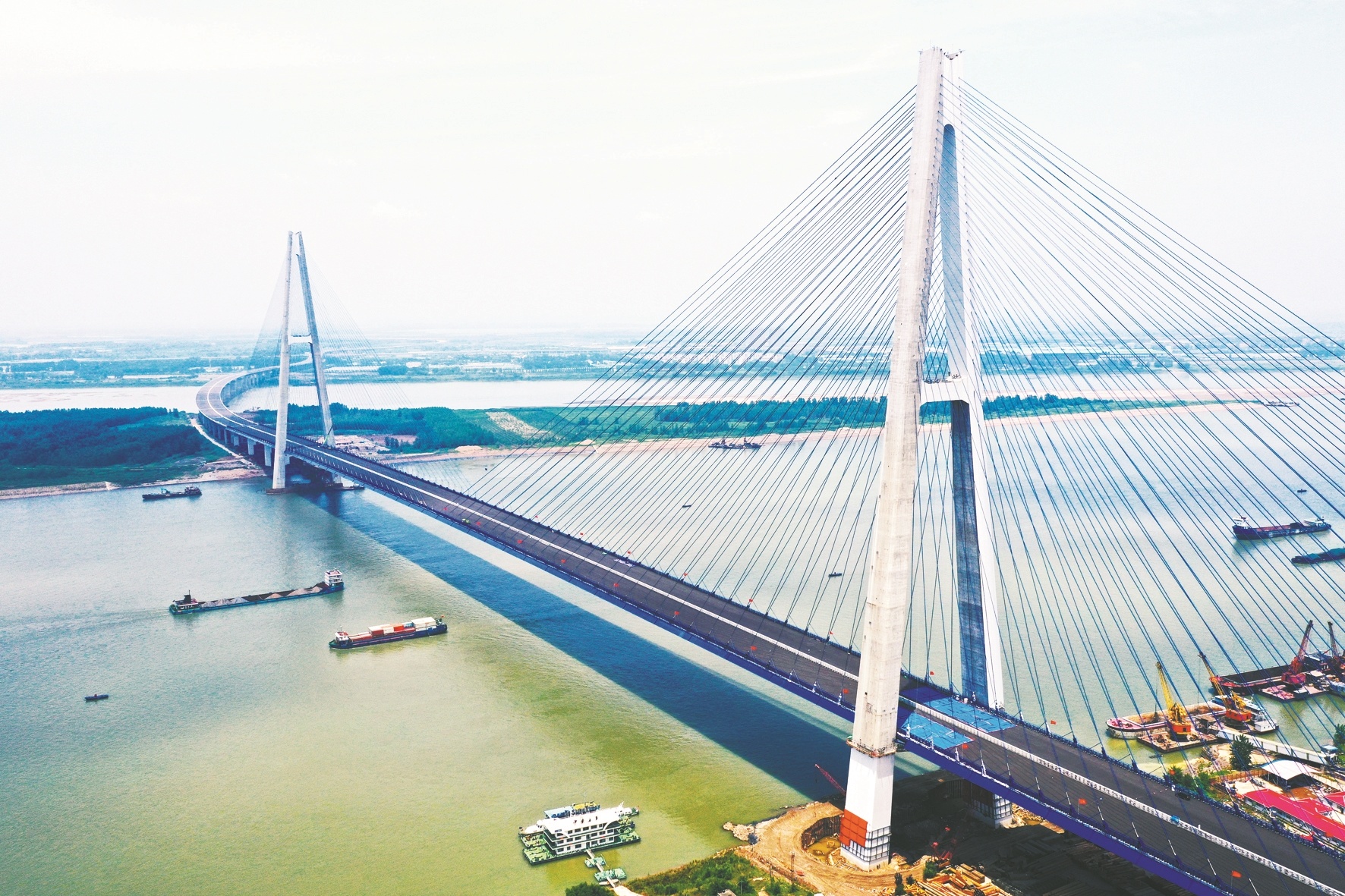 青山长江大桥即将建成通车.