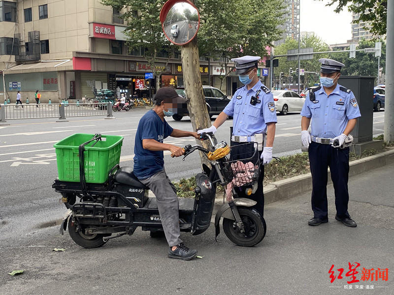 好危险！年轻妈妈骑“电马儿”载着娃娃逆行，被交警拦下