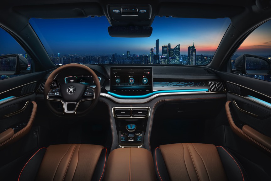 比亚迪宋plus亮相 全新龙颜 悬浮内饰-新浪汽车