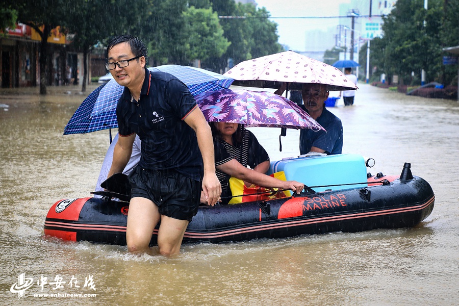【防汛救灾第一线】 安徽庐江:雨中划船忙救援 【组图】