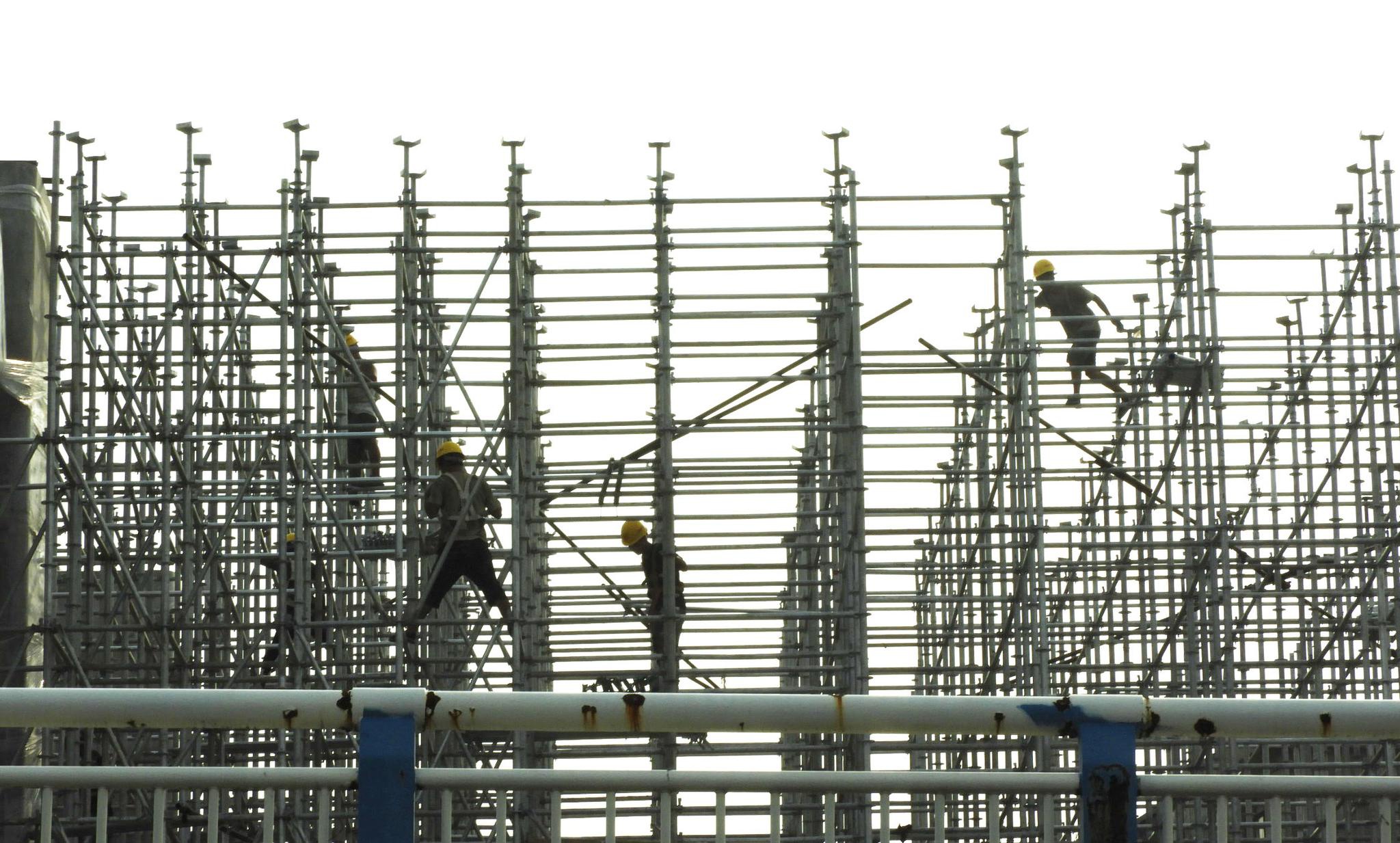 施工现场机欢人忙 看重点工程建设"雨中行"