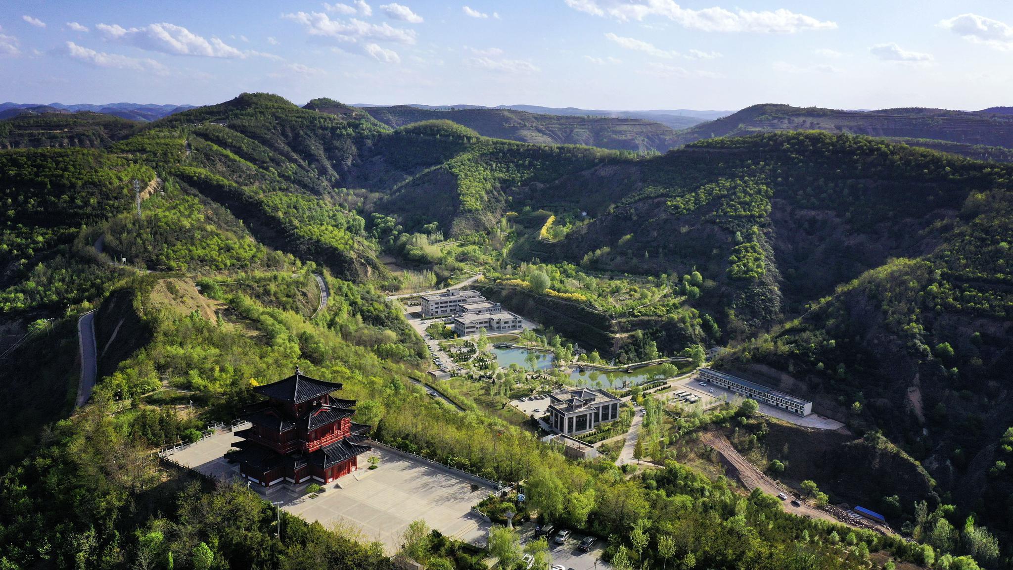 位于延安市吴起县的退耕还林森林公园.(无人机照片)新华社记者陶明摄