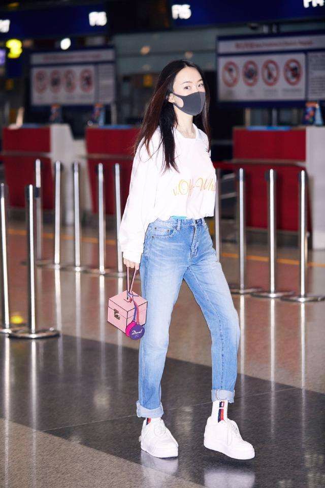 霍思燕穿套装裙显胖踩人字拖走机场看着腿短好矮啊