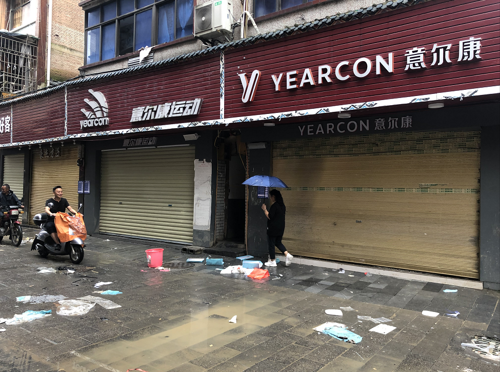 7月21日13时,胜利街店铺均关闭,人员撤离.新京报记者向凯 摄