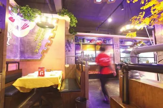 潇湘晨报|小伙十天独自点小龙虾等一个女生,老板娘说了一句不值得后剧情逆转