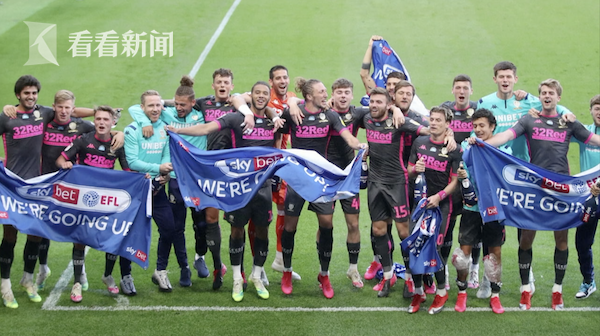 视频球迷狂欢庆祝街道遭殃英国利兹市中心成垃圾场