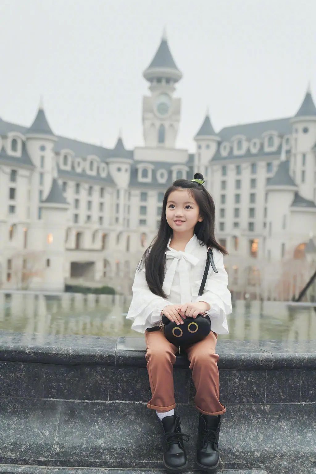 童星阿拉蕾长大了,才8岁就会穿连体裤秀腿,一看就是美人坯子